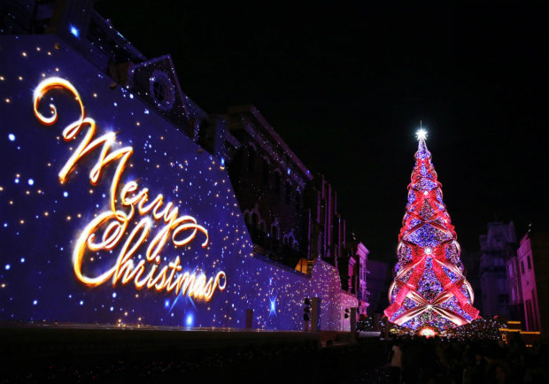 Usj S Huge Christmas Tree Unveiled The Mainichi