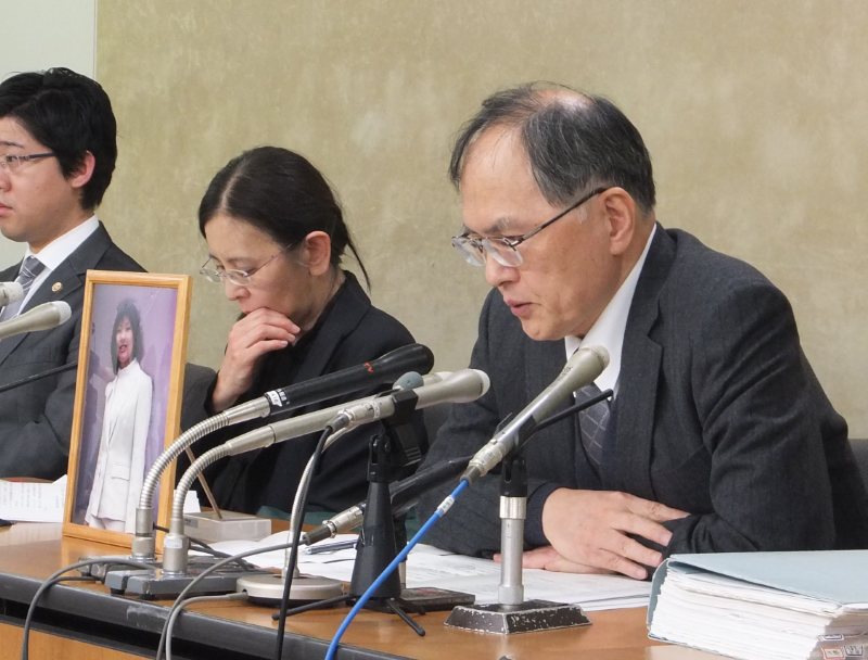 森美菜さんの遺影を前に会見する父豪さん(右)と母祐子さん=厚生労働省で2015年12月8日午後4時過ぎ、黒田阿紗子撮影