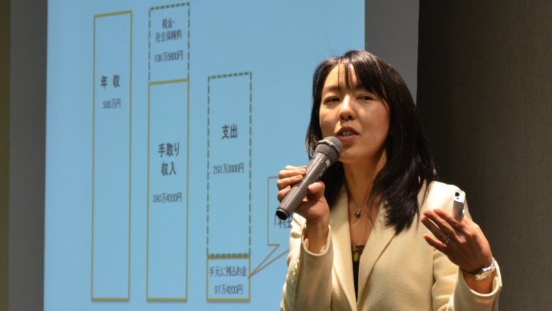 「第1回経済プレミアセミナー」で「今からはじめる『自分年金』づくり」をテーマに講演する竹川美奈子さん=東京都千代田区の毎日ホールで2015年12月9日、戸嶋誠司撮影