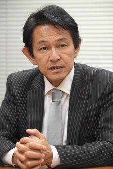インタビューに答える松野頼久維新の党代表＝東京都千代田区の衆院第１議員会館で２０１５年１２月９日、藤井太郎撮影