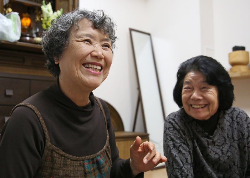 災害公営住宅で隣同士の義姉、青山かつ子さん(右)と談笑する青山照子さん=宮城県東松島市で2015年12月7日、佐々木順一撮影