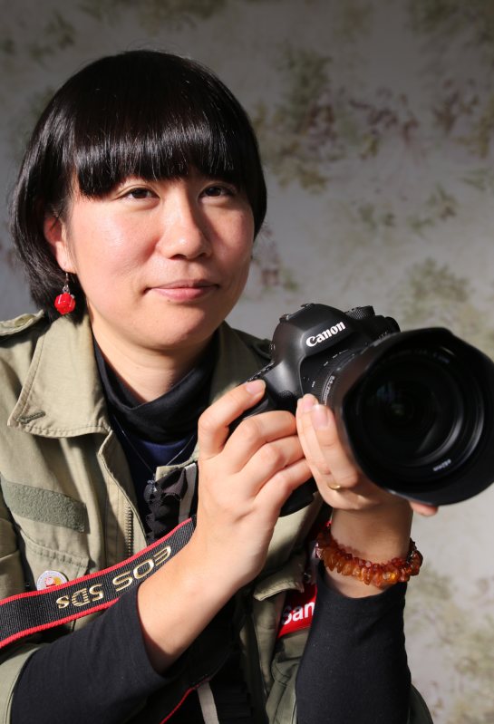 世界のサンタクロースを撮り続けている角田明子さん=東京都文京区で2015年12月8日、米田堅持撮影