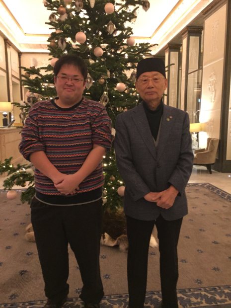 茶人帽をかぶった大村智さん（右）と筆者＝１１日、ストックホルムで