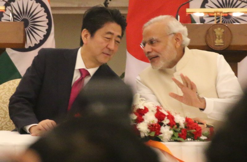 首脳会談後、記者会見を前に談笑する安倍晋三首相(左)とインドのモディ首相=ニューデリーの迎賓館で2015年12月12日午後0時11分、金子淳撮影