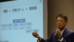 講演する広木隆さん＝毎日ホールで１２月９日、戸嶋誠司撮影