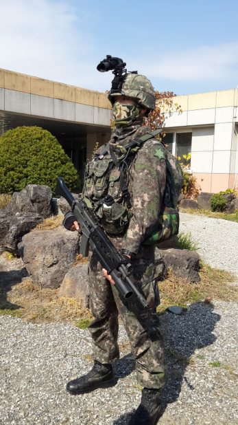 南北軍事境界線の今:緊張感につつまれ警備・訓練する若者ら 南北軍事境界線の今:緊張感につつまれ警備・訓練する若者ら