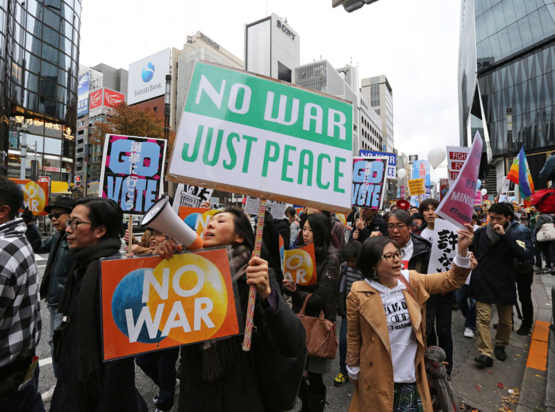 学生団体「SEALDs」主催のデモ=東京都中央区で2015年12月6日、山本晋撮影
