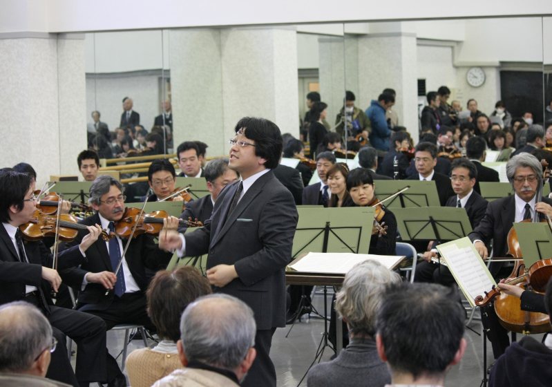 仙台フィルとの第1回復興コンサートの様子。仙台市内の寺院併設のバレエスタジオで行われた(2011年3月26日) (C)佐々木隆二