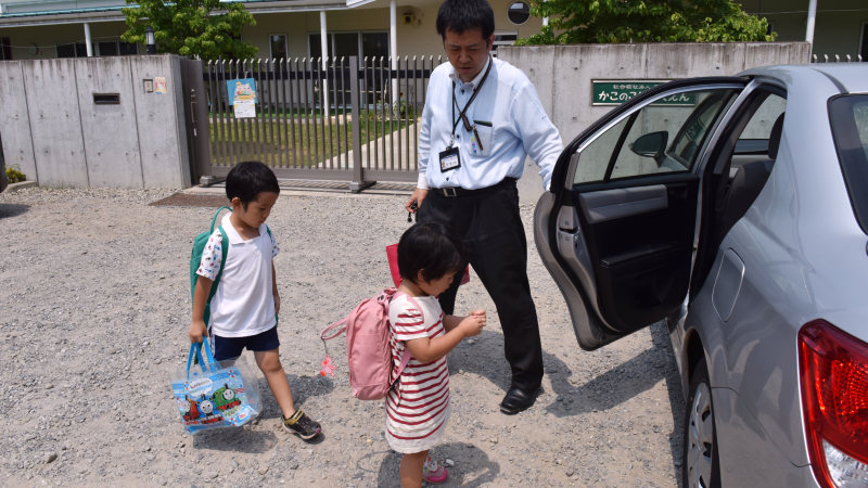 迎えに来た父親と一緒に保育園を出る子供たち=埼玉県鶴ヶ島市のかこのこ保育園で2015年8月4日、関口純撮影