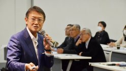 講演する広木隆さん＝毎日ホールで１２月９日、戸嶋誠司撮影