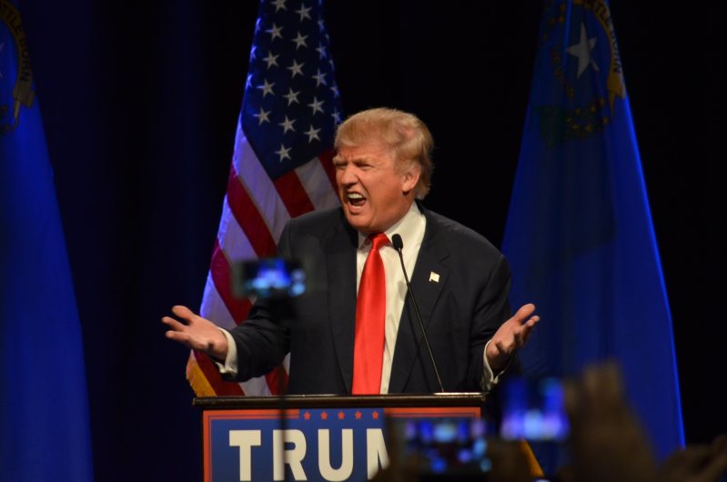 派手な身振り手振りで演説するドナルド・トランプ氏=米西部ネバダ州ラスベガスのホテルで2015年12月14日、西田進一郎撮影