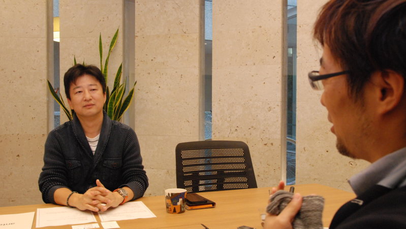 ジャーナリストまつもとあつし氏の取材に応えるアンテナの生みの親・杉本哲哉氏