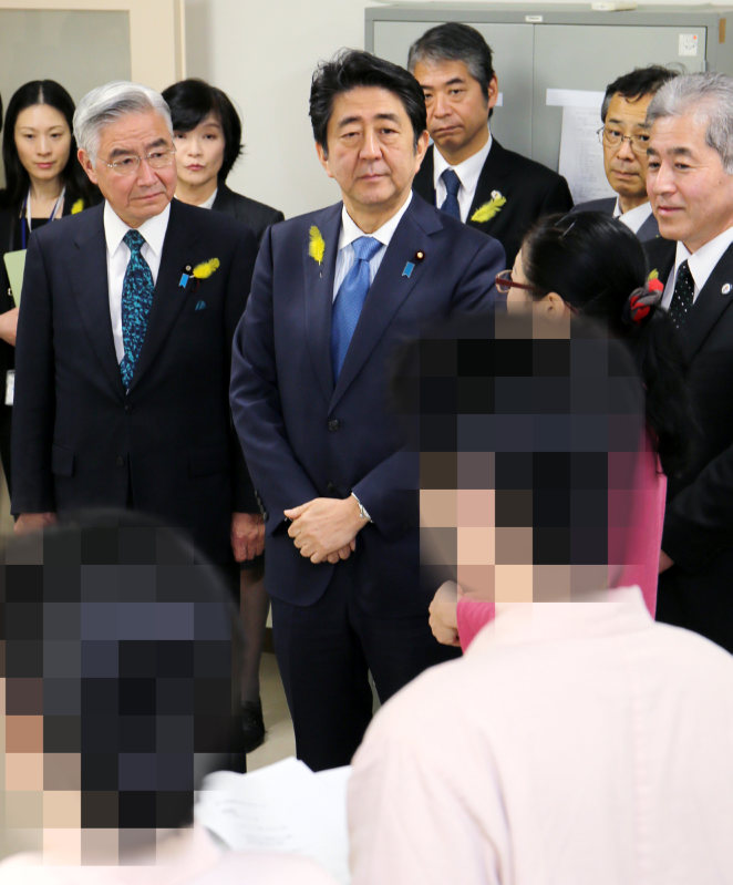 安倍首相 女性受刑者の栃木刑務所を視察 毎日新聞