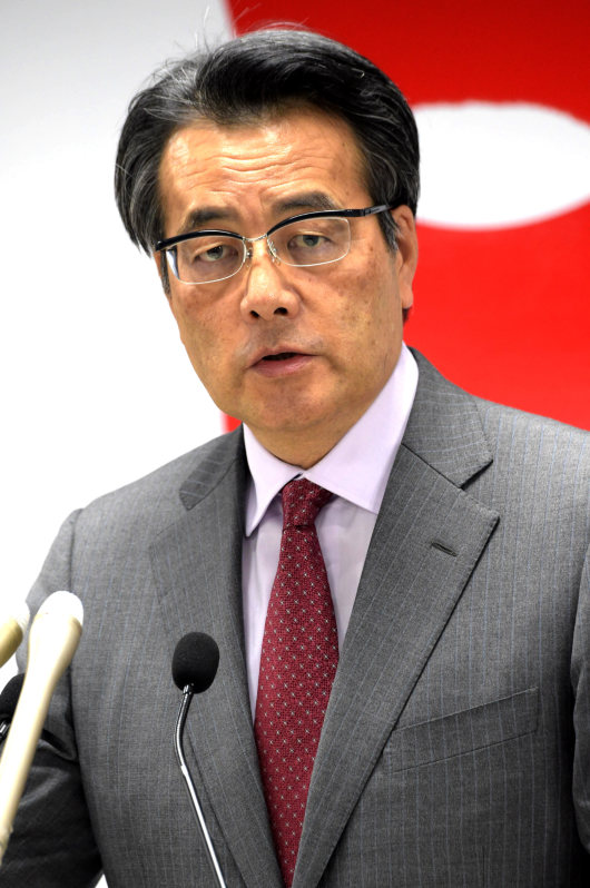 定例記者会見で質問に答える岡田克也民主党代表=東京都千代田区の党本部で2015年12月17日午後2時17分、藤井太郎撮影