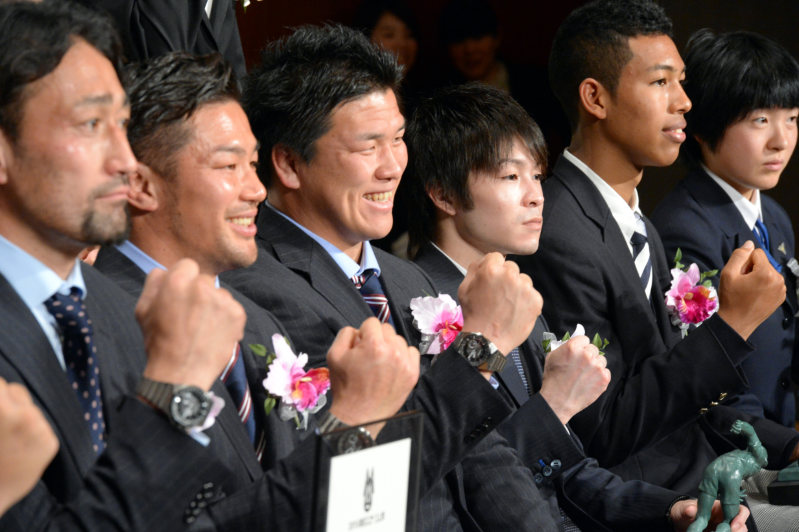 2015毎日スポーツ人賞で表彰式に出席したアスリートたち。(右から)パラ陸上の三須選手、陸上のサニブラウン選手、体操の内村選手、ラグビーの立川選手、広瀬選手、大野選手=東京都文京区で2015年12月17日、喜屋武真之介撮影