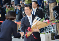 退任セレモニーで花束を受け取る橋下徹大阪市長＝大阪市役所で１８日、加古信志撮影