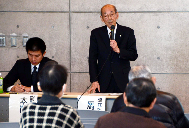 原発ADRに関する浪江町民説明会の冒頭であいさつする馬場有町長=福島県郡山市で