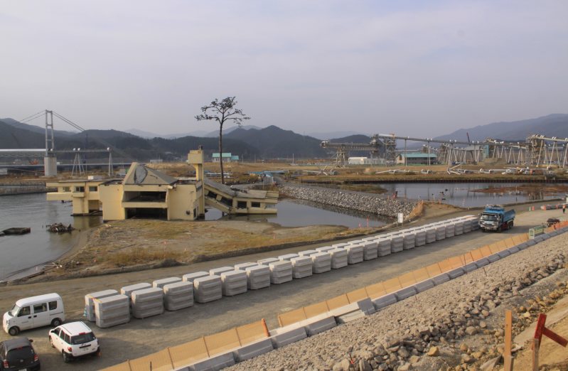 かさ上げ工事が高さ10メートルを超えた防潮堤から望む「奇跡の一本松」=岩手県陸前高田市の高田松原跡地で2015年10月24日、根本太一撮影