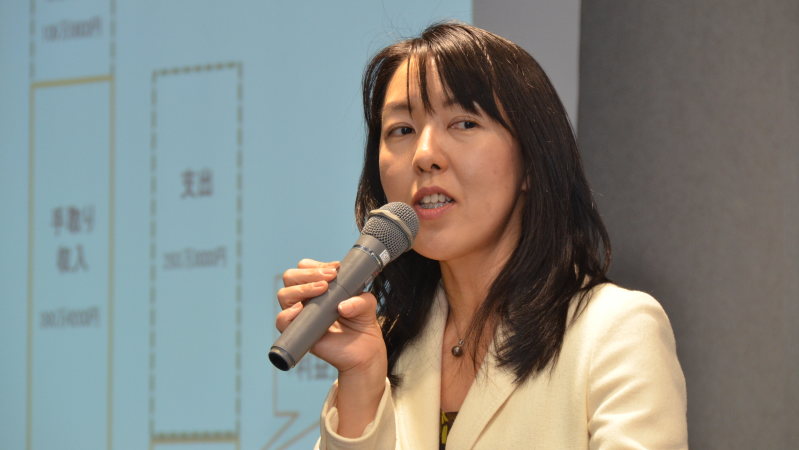 経済プレミアセミナーで講演する竹川美奈子さん=2015年12月9日、戸嶋誠司撮影