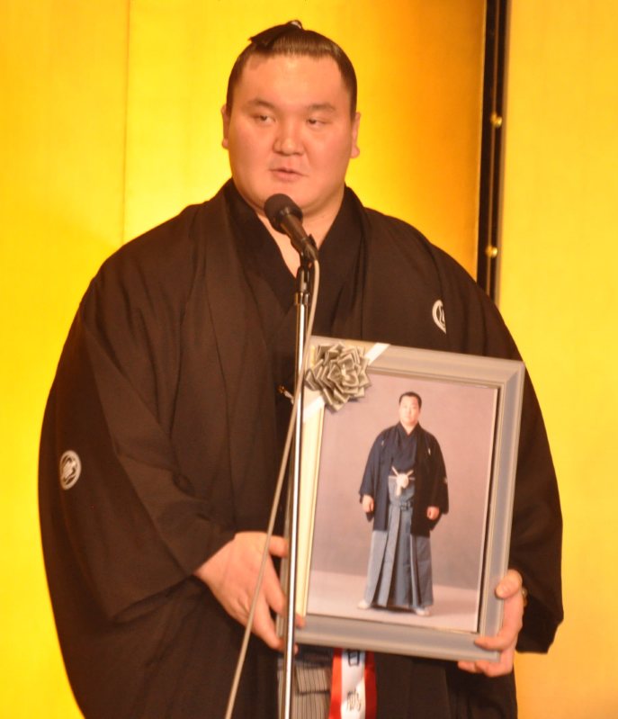 白鵬：幕内優勝33回祝う 北の湖前理事長も写真で出席 | 毎日新聞
