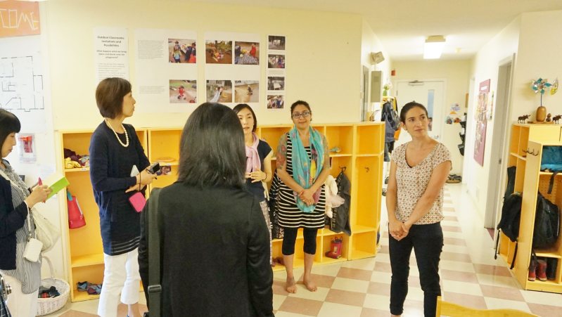 保育園を視察する研修参加者たち=ポピンズ提供
