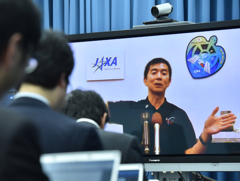 油井亀美也さん 宇宙に行けるくらい元気 帰還後 初会見 毎日新聞