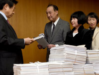 署名簿を塩崎恭久厚生労働相（左）に手渡す脳脊髄液減少症の大平千秋さん（左から２人目）＝東京・霞が関で２０１５年１２月２４日午後３時３分、竹内幹撮影