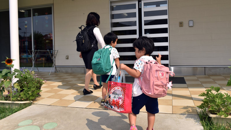 お母さんに連れられて保育園に到着した子供たち=埼玉県鶴ヶ島市のかこのこ保育園で、関口純撮影