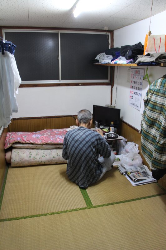 簡易宿泊所で暮らす高齢の男性。夕食はカップうどんだった=川崎市川崎区で、国本愛撮影