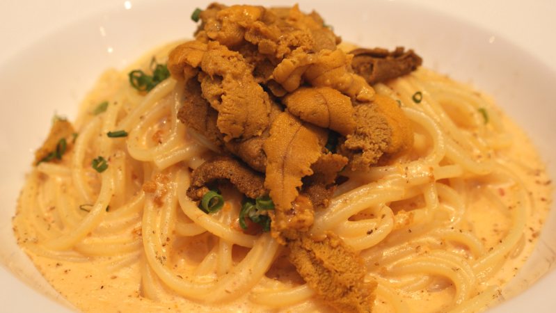 「国産生うにのクリームスパゲッティ」(1980円税別、以下同)には、板ウニが1枚丸々付いてくる