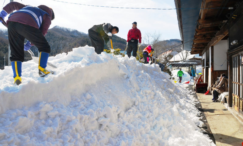 雪かき道場に先駆けて開催された今年2月の「雪かき体験会」=群馬県片品村で、片品村社会福祉協議会提供