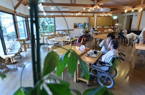戦後、病院で亡くなる人が増えたが、最後の時を過ごす場所は多様化している＝千葉県内のホスピスで宮間俊樹撮影