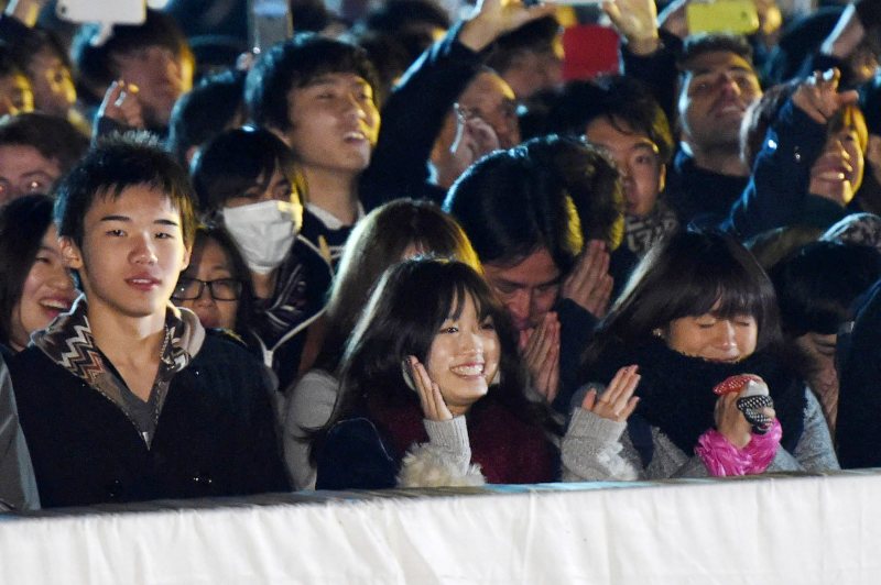 明治神宮 初詣 白い息を吐きつつ参道に列 願い事は 毎日新聞