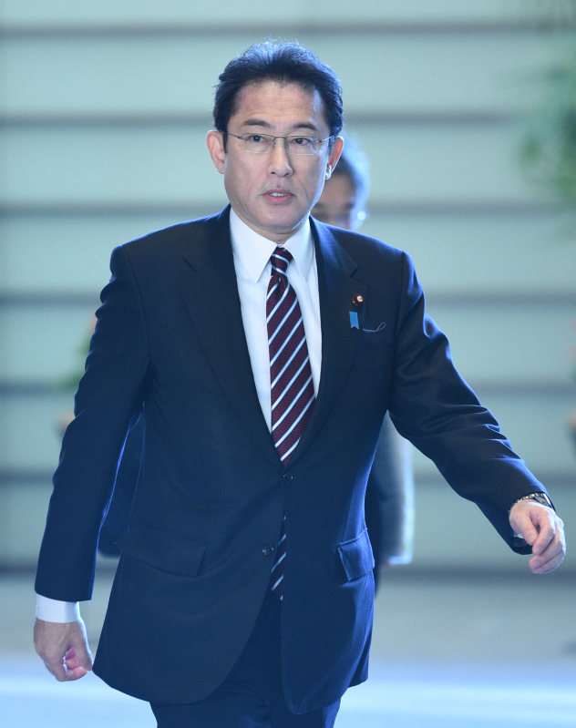 閣議に臨むため首相官邸に入る岸田文雄外相=首相官邸で2016年1月4日午前9時21分、丸山博撮影