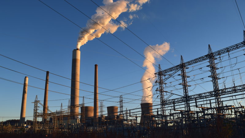 白煙を上げる石炭火力発電所=ウェストバージニア州チャールストン近郊で、清水憲司撮影
