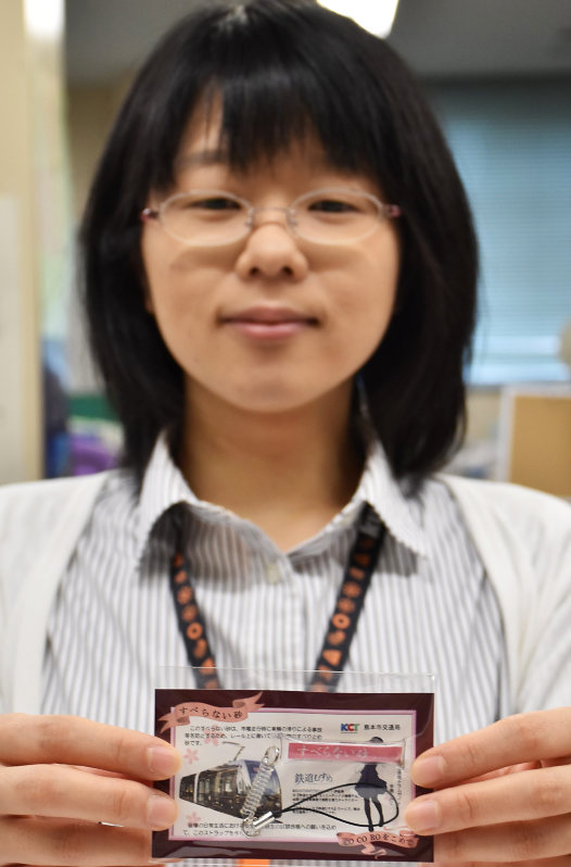 熊本市交通局が配布を始めた「すべらない砂」=熊本市中央区大江の市交通局で2016年1月4日、出口絢撮影