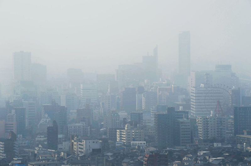 PM2.5の影響でかすむ市街地=北九州市小倉北区で2016年1月4日午後2時40分、矢頭智剛撮影