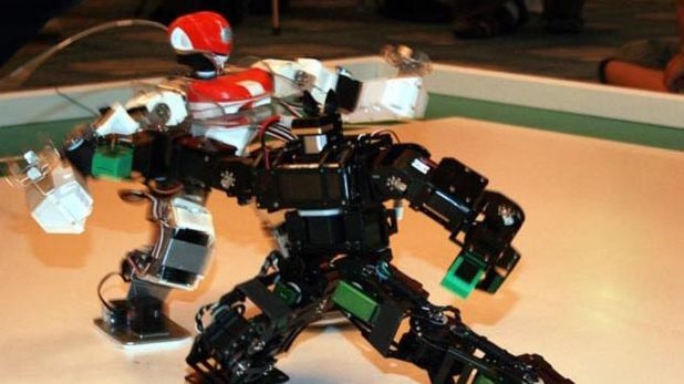 格闘技大会で闘う二足歩行ロボット=吉田製作所提供