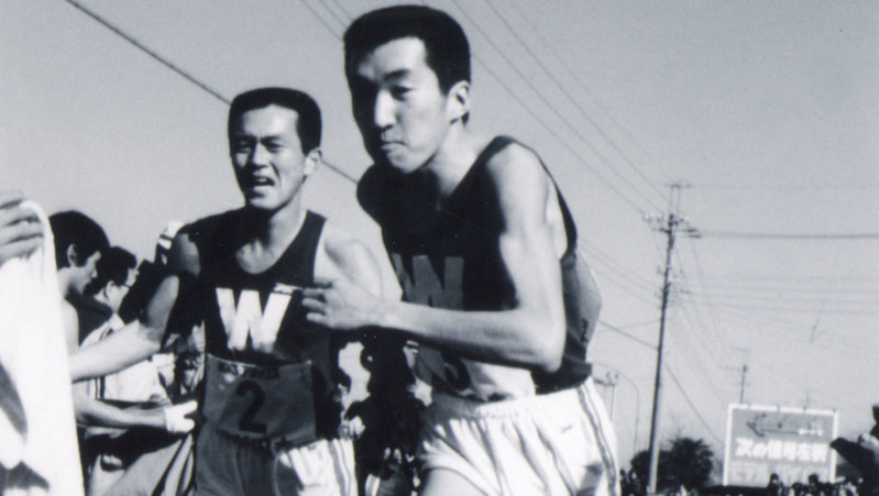 1979年の箱根駅伝で、瀬古利彦さんからタスキを受ける黒木亮さん(右)=講談社提供