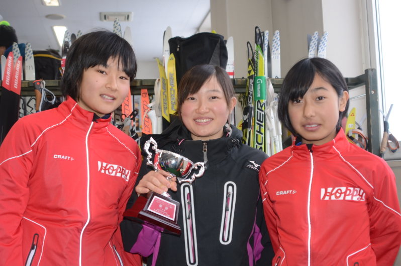 日本選手権に出場した(左から)宮崎彩音、村上優空、畔上沙那の3選手=北海道名寄市で2015年12月26日、江連能弘撮影