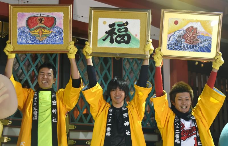 福男選び：「一番福」は16歳 西宮神社 [写真特集5/7] | 毎日新聞
