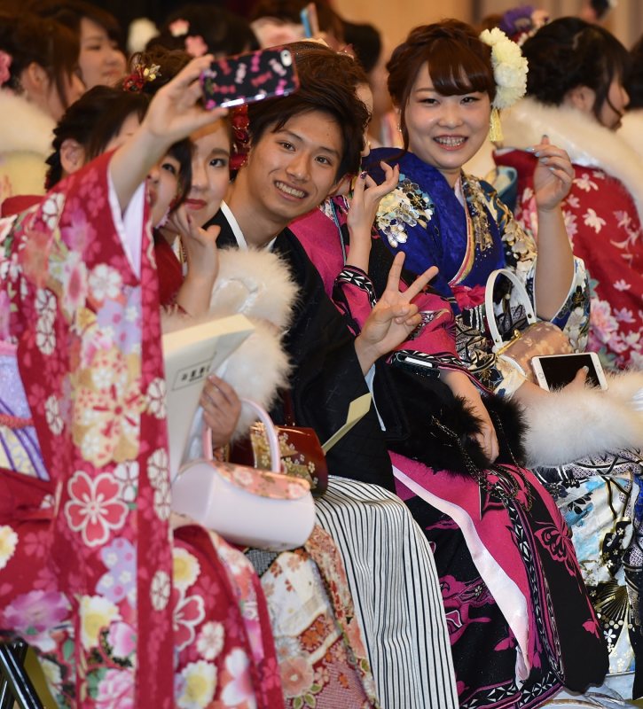 成人式：福島原発事故後初、楢葉町で73人出席 [写真特集2/7] | 毎日新聞