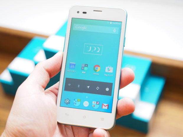 女性社長が起こしたベンチャー企業アップキューのスマホも1万円台。ポップなカラーリングが魅力の機種だ