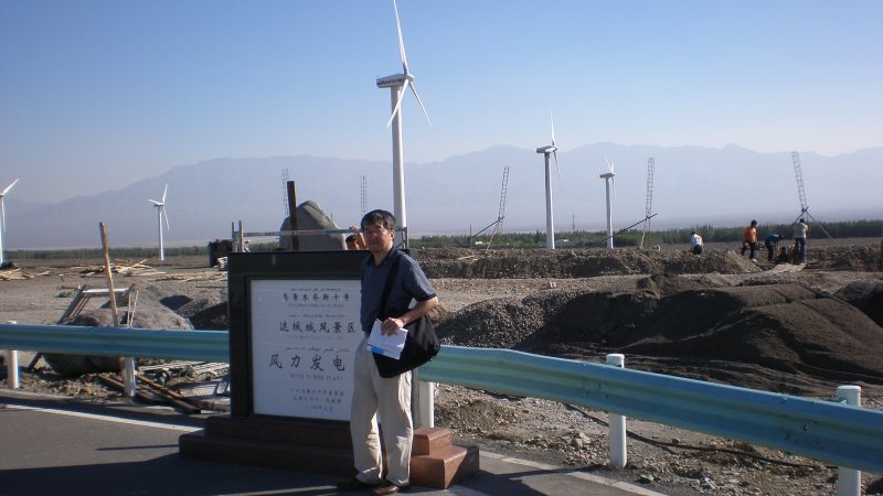 新疆ウイグル自治区の風力発電施設を訪れた黒木亮さん