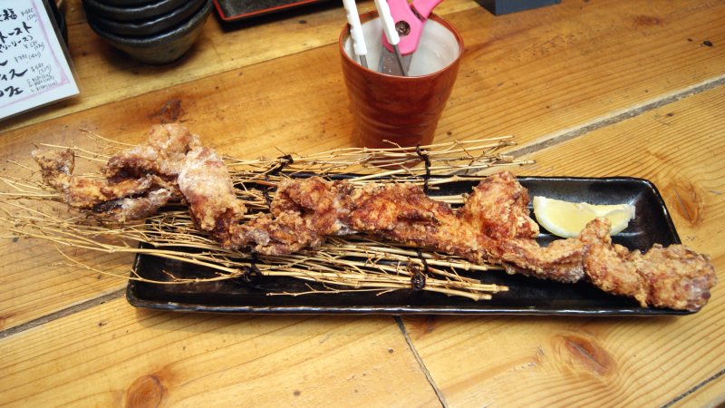 長さ40センチもある「俺流 日本一長−−−い唐揚げ」(680円税別)