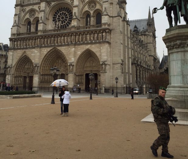 ノートルダム寺院の前で、小銃を構え警戒する仏軍兵士=坂井隆之撮影