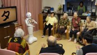 ソフトバンクの感情認識ロボット"ペッパー"とふれあうお年寄りら＝神奈川県の介護施設「花織たま東」で