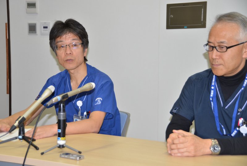 記者会見で患者の状態を説明する岡田邦彦・救命救急センター長(左)。右は渡辺仁院長=長野県佐久市のJA長野厚生連佐久総合病院佐久医療センターで2016年1月15日午前8時47分、武田博仁撮影