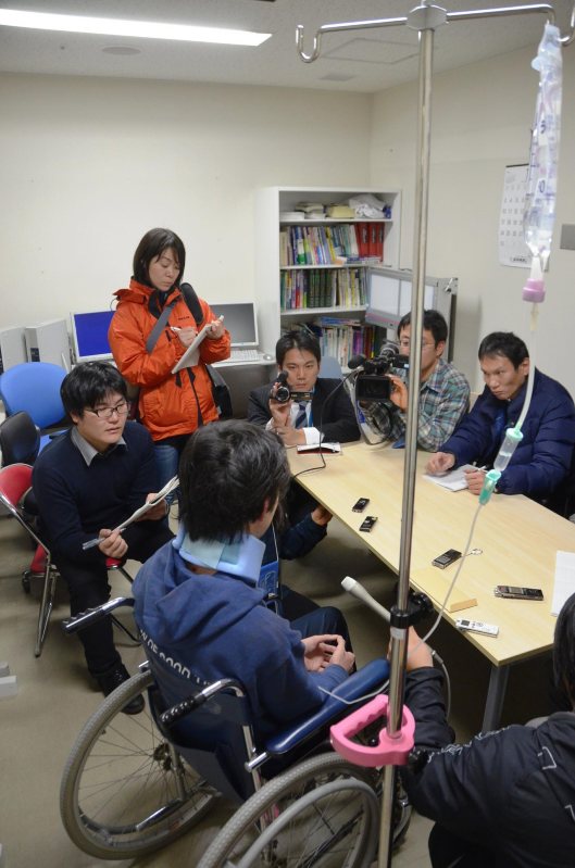 事故当時の状況を報道陣に語る男子大学生(20)=長野県佐久市岩村田の佐久市立国保浅間総合病院で2016年1月15日午前11時45分、藤河匠撮影
