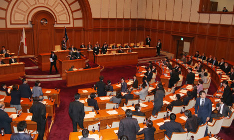 傍聴席からカラーボールらしきものが投げつけられ騒然とする市議会本会議場＝大阪市北区の市役所で２０１６年１月１５日午後７時２８分、梅田麻衣子撮影